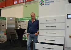Henk Huisman van Seed Conditioning Europe zet voor de warmtepompen die de machines van energie voorzien steeds vaker warm en koud water in, in plaats van koudemiddelen.